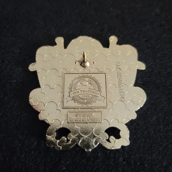 Disney Princess Pocahontas Jeweled Crest Pin - Picture 2 of 2